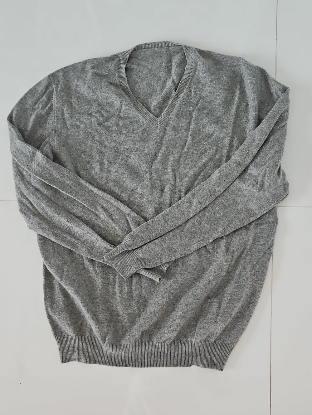 Women's Gray Cashmere V-Neck Sweater - Soft Knit Layering Top